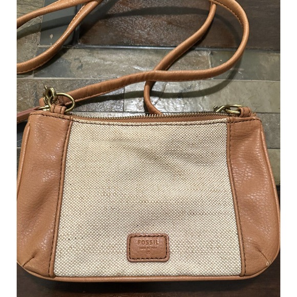 Fossil Crossbody‎ bag. Tan Creme. Zip closure. Lined pockets. Detachable strap - Picture 2 of 7